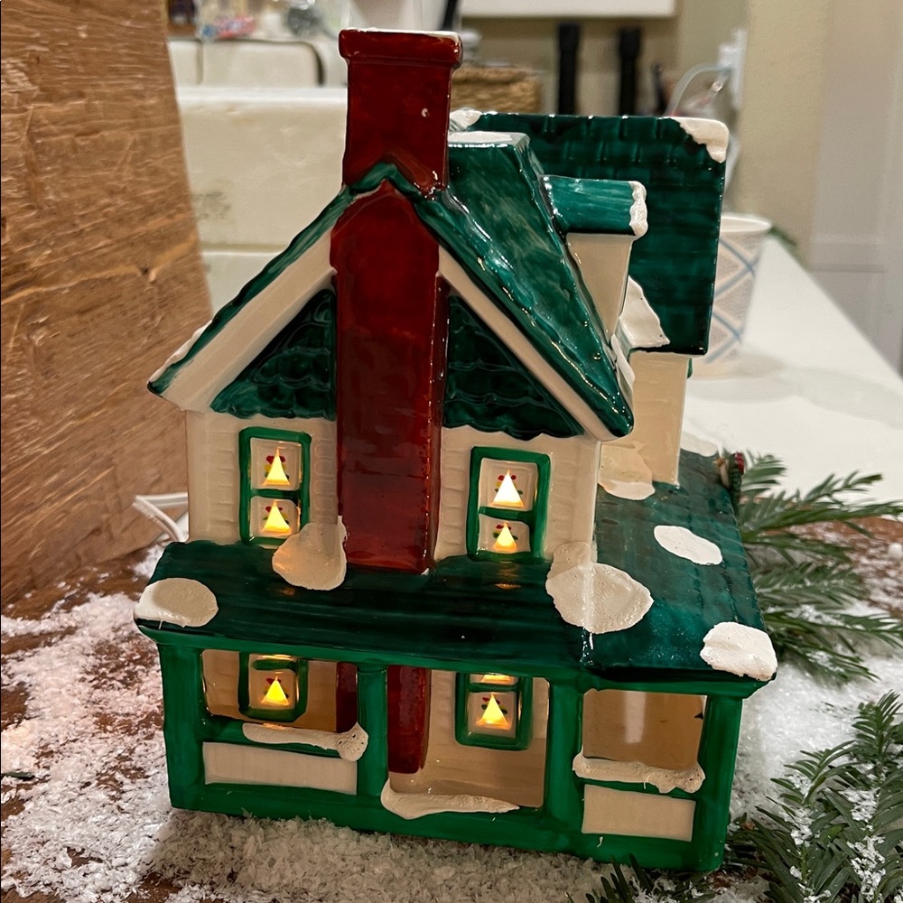 Vintage Yuletide 1986 Gothic Victorian Light Up Ceramic House - Picture 3 of 4